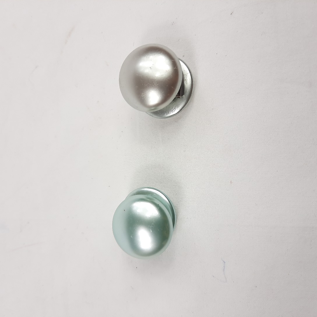 2 paires de Boucles d'oreilles clip nacrées vintage  Bon état -  reconditionné disponible sur Label Emmaüs